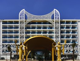 Azura Deluxe Resort & Spa