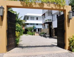 St. Lachlan Hotel & Suites