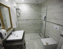 Azura Deluxe Resort & Spa